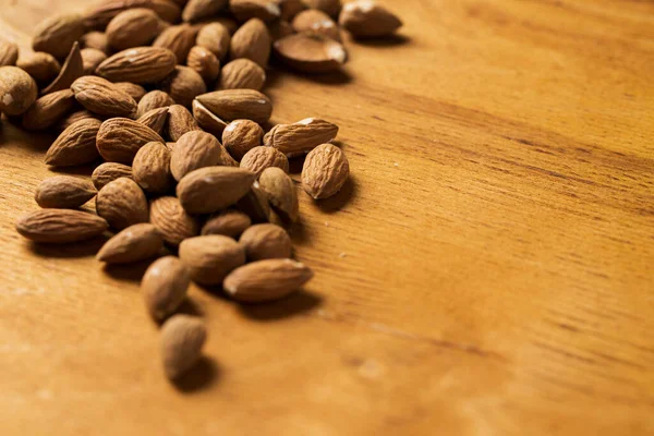 Masada kahverengi fındık yığını var.