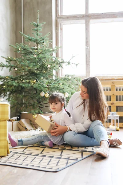 Nochebuena Madre Hija Junto Árbol Navidad —  Fotos de Stock