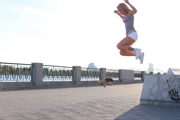 Mujer Joven Patinando Parque Skate — Foto de Stock