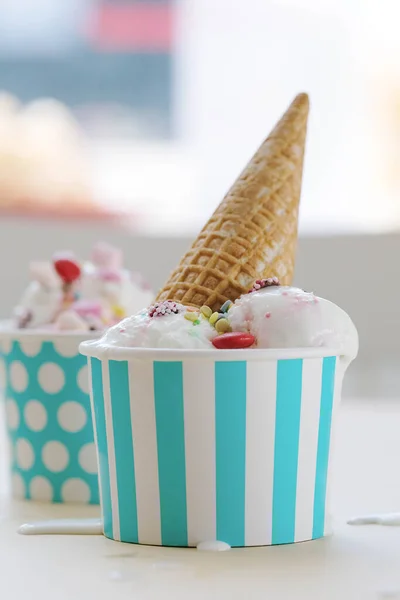 디저트 식탁에 맛있는 아이스크림 — 스톡 사진