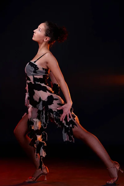 Bela Mulher Dançando Salsa Dança Fundo Fumaça Laranja — Fotografia de Stock