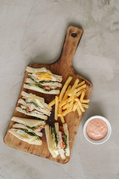 Yiyecekler. Masada nefis bir sandviç.