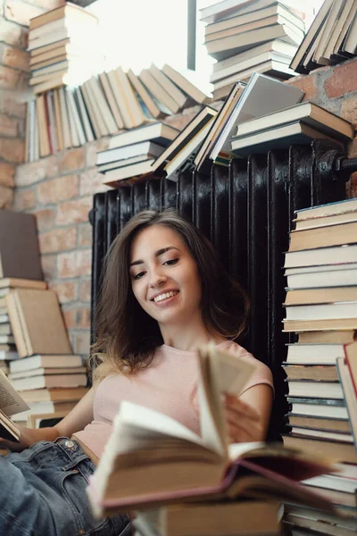 Educación Libros Una Mujer Encantadora Biblioteca — Foto de Stock