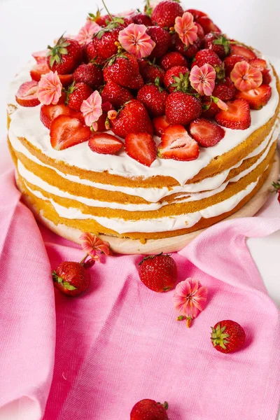 Erdbeerkuchen Auf Dem Tisch — Stockfoto