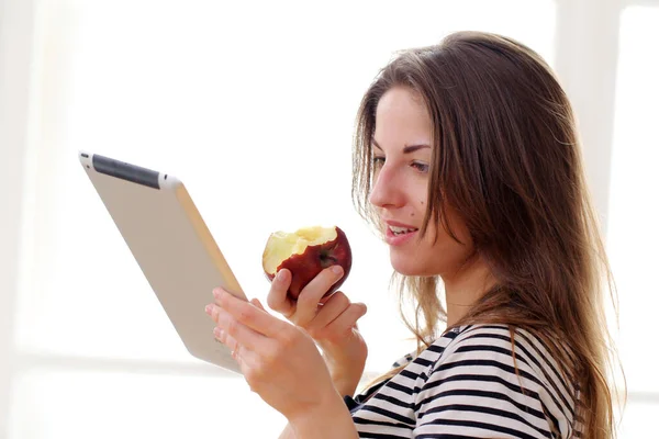 Menina Feliz Com Tablet Casa — Fotografia de Stock