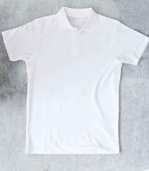 Camisa Blanca Sobre Una Mesa Madera —  Fotos de Stock