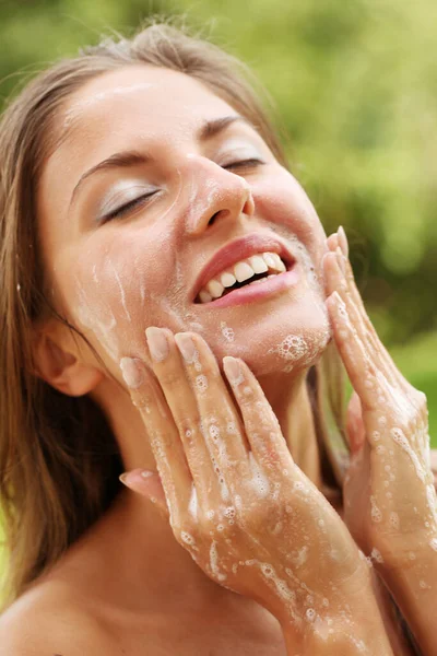Schöne Und Glückliche Frau Beim Waschen Ihres Gesichts — Stockfoto