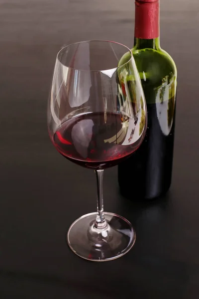 飲んで テーブルの上のおいしいワイン — ストック写真