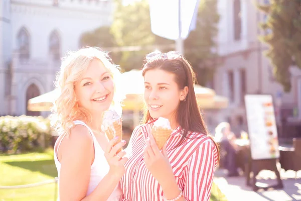 Přátelství Ženy Zmrzlinou Venku — Stock fotografie
