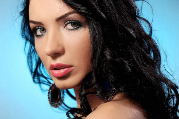 Şirin yüzlü güzel esmer