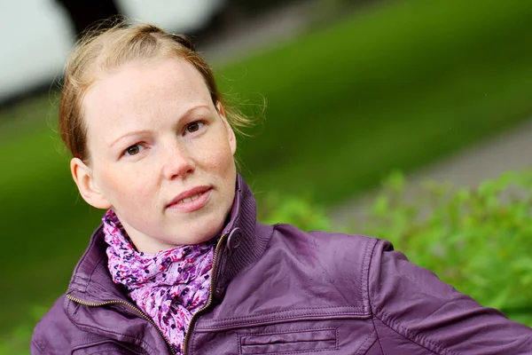 parkta güzel redhaired kız portresi