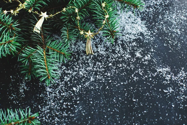クリスマス テーブルの上の雪とのフェア — ストック写真