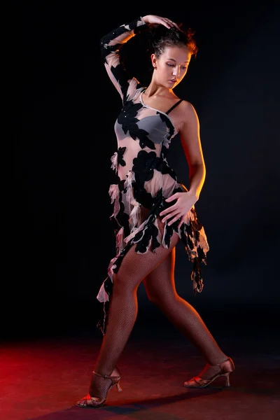 Красивая Женщина Танцует Сальсу Танец Фоне Оранжевого Дыма — стоковое фото