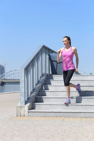 Sport Activité Femme Mignonne Courant Dans Rue — Photo