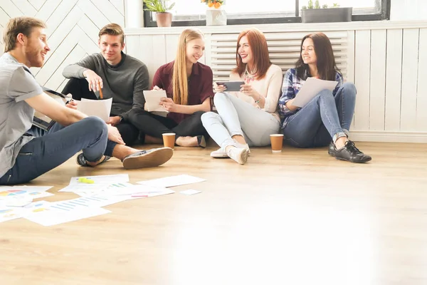 Modern ofiste birlikte çalışan genç iş adamları.