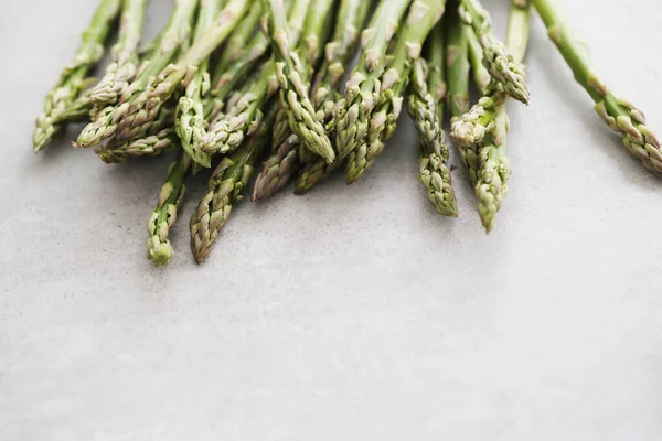 Sebzeler. Masada yeşil kuşkonmaz