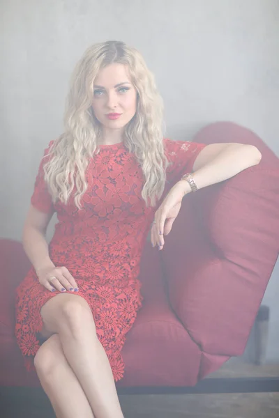 Vacker Blond Kvinna Röd Klänning — Stockfoto