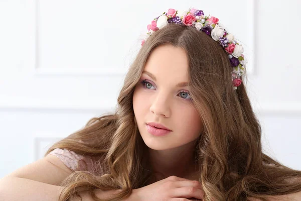 Bonito Menina Com Flores Cabeça — Fotografia de Stock