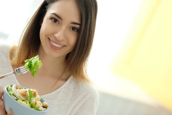 Hermosa Chica Comiendo Desayuno Saludable — Foto de Stock