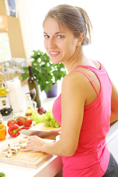 Mujer Joven Hermosa Cocinando Comida Saludable — Foto de Stock