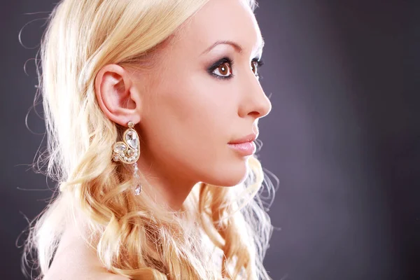 Genç ve güzel bir kadının portresi