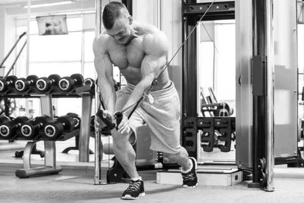 Fitness Musculación Hombre Poderoso Durante Entrenamiento — Foto de Stock