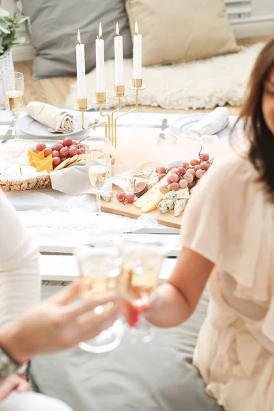 Champagner Toast Vorhanden Menschen Mit Einem Glas Champagner — Stockfoto