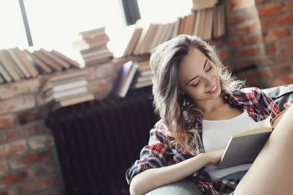 Eğitim ve kitaplar. Kütüphanedeki güzel kadın.