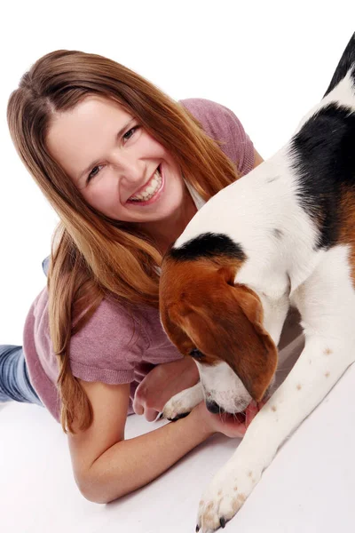 Jovem Feliz Brincando Com Seu Cão Fundo Branco — Fotografia de Stock