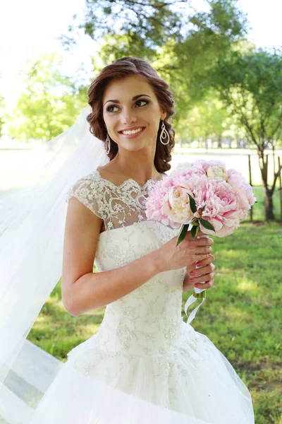 Bella Giovane Sposa Con Mazzo Fiori Posa Nel Parco — Foto Stock