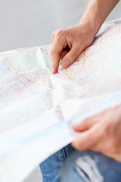 Tourist Man Pointing Map — Stock Photo, Image