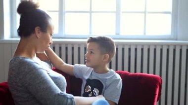 Evde oğlu olan sevgi dolu bir anne.