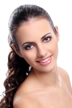 Beyaz arka planda sevimli, çekici bir kız.