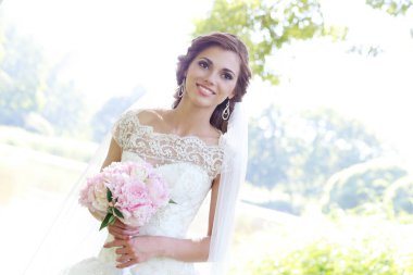 Parktaki güzel genç gelinin portresi.