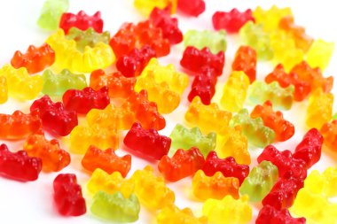 Beyaz arka planda renkli ayı şekerleri