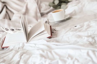 - Günaydın. Yatakta nefis kahvaltı.