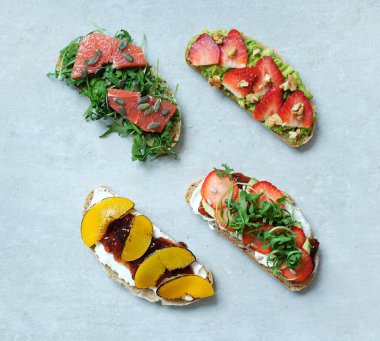 Yiyecekler. Masadaki tatlı sandviç.