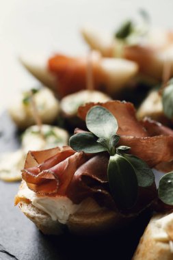 Yiyecekler. Tapas masada.