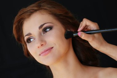 Düğün hazırlığı. Makyaj sırasında güzel genç gelin.