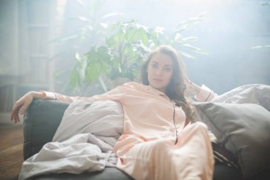 Sabah eğlence. Kadın yatakta yatıyor