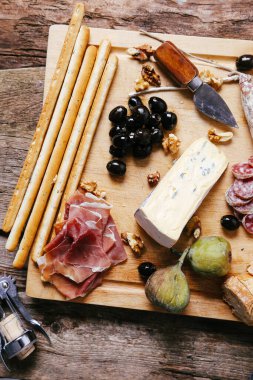 Hazırlık, yemek pişirme. Masada lezzetli yemekler var.