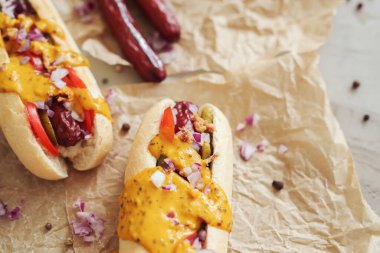 Yiyecekler. Masada nefis bir sosisli.