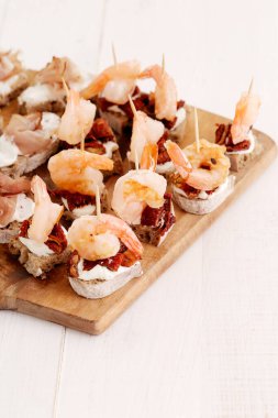 Yemek, aperatif. Masada lezzetli atıştırmalıklar var.