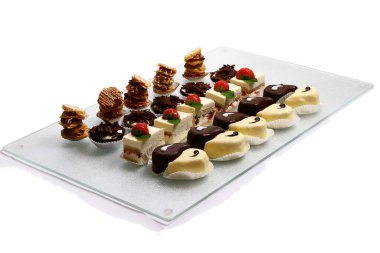 Beyaz arkaplanda izole edilmiş atıştırmalıklar