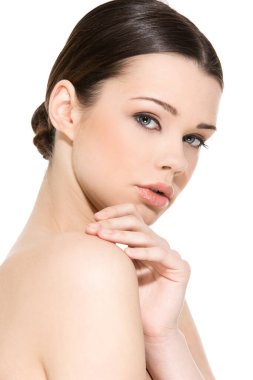 Beyaz arka planda sevimli, çekici bir kadın.