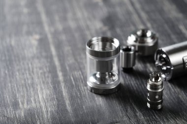 Tahta masada buharlaştırma cihazı var.