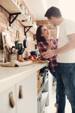 Güzel bir çift mutfakta eğleniyor.