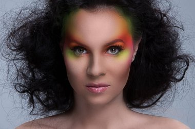 Renkli makyajlı güzel bir kız.