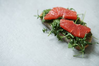 Yiyecekler. Masadaki tatlı sandviç.