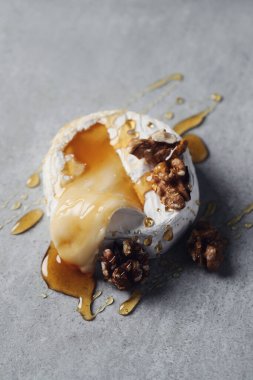 Yiyecekler. Peynir masada.